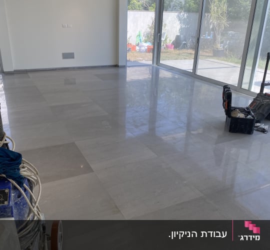 רצפת אבן מבריקה ומצוחצחת לאחר עבודת ליטוש ופוליש